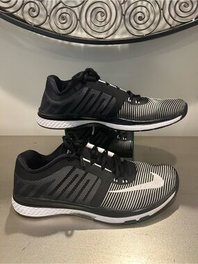 Nike ZOOM Black and White Striped Training Sneakers size 9